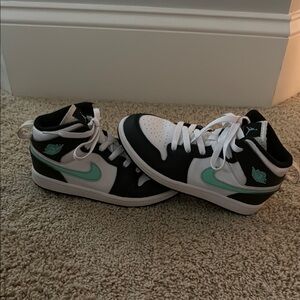 Little Kids Nike Air Jordan 1 mid white/green glow/black - size 1.5